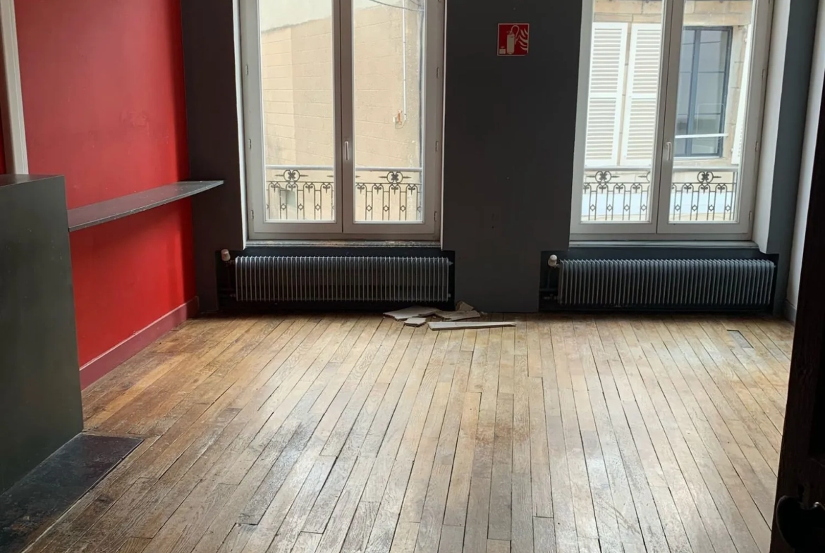 Maison ancienne de 210 m² en centre-ville de Montbard avec cour et dépendance 