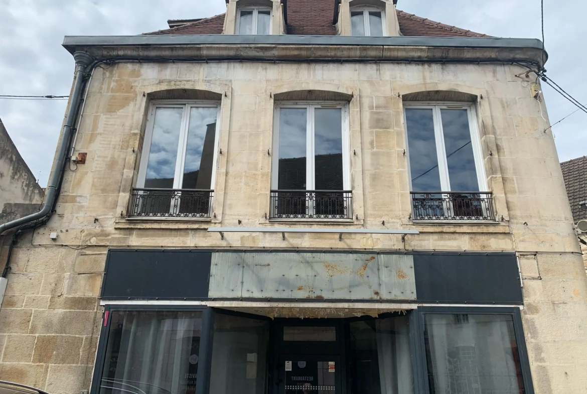 Maison ancienne de 210 m² en centre-ville de Montbard avec cour et dépendance 