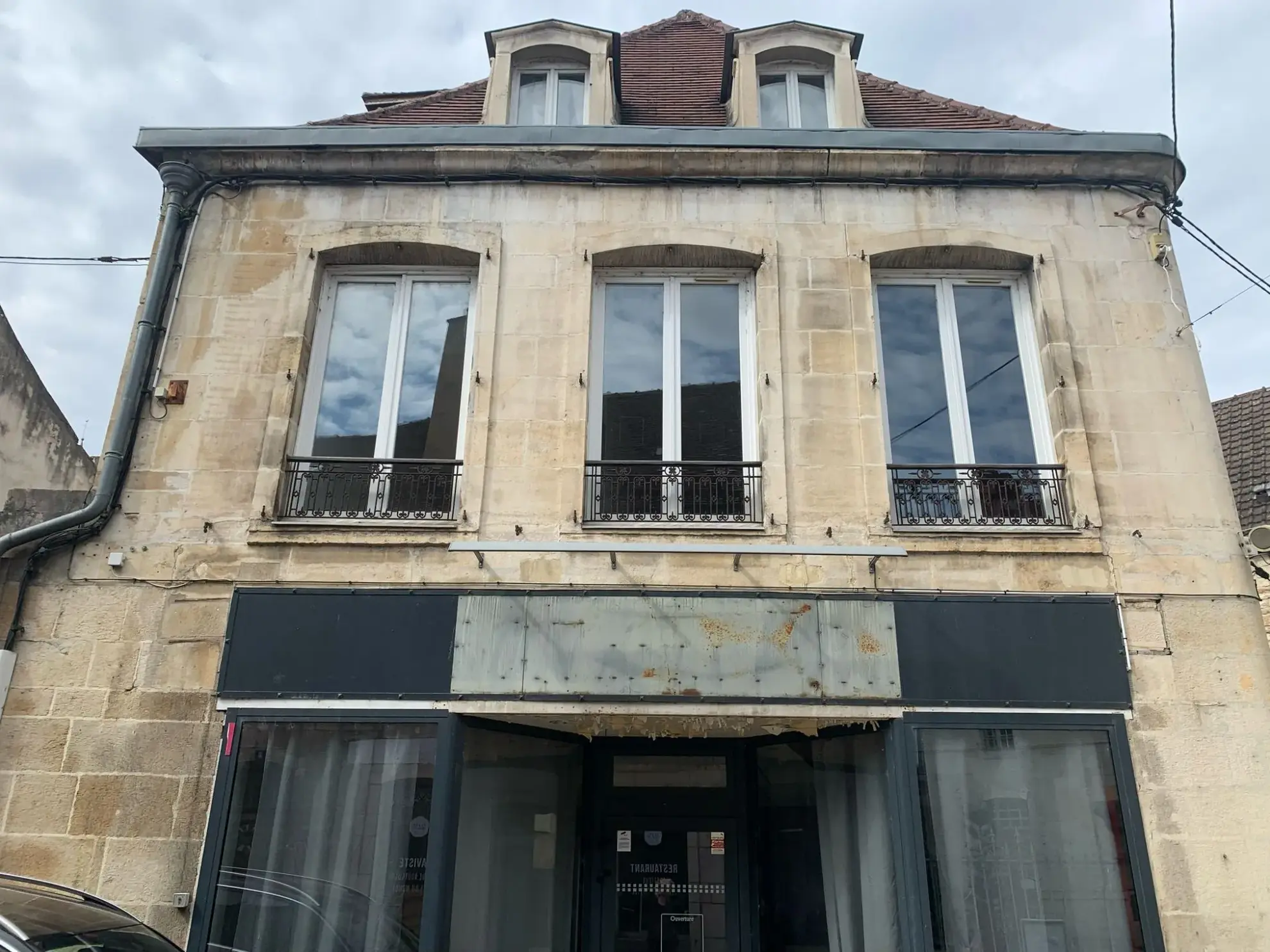 Maison ancienne de 210 m² en centre-ville de Montbard avec cour et dépendance 