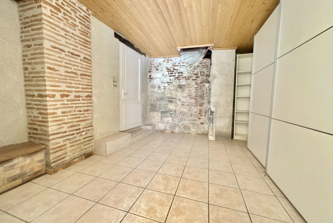 Immeuble à vendre à Penne d’Agenais : trois appartements rénovés et à terminer 