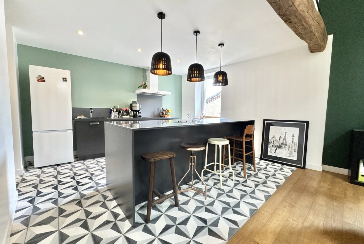 Immeuble à vendre à Penne d’Agenais : trois appartements rénovés et à terminer 
