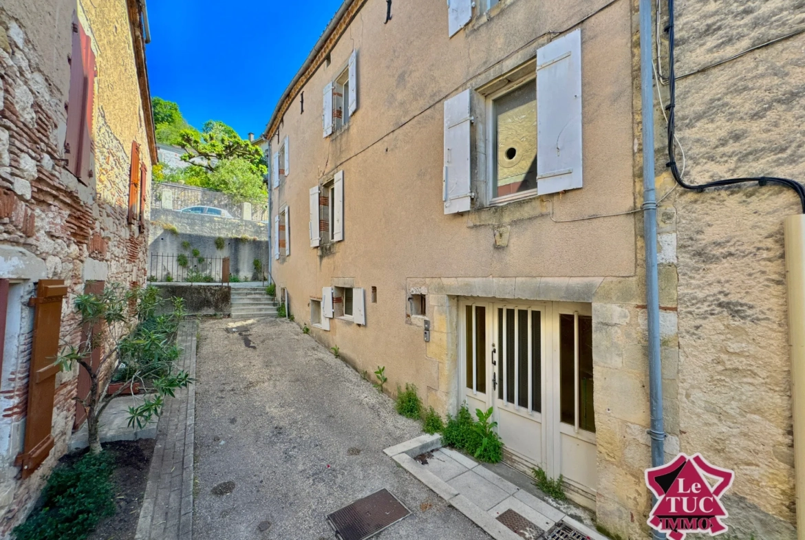 Immeuble à vendre à Penne d’Agenais : trois appartements rénovés et à terminer 