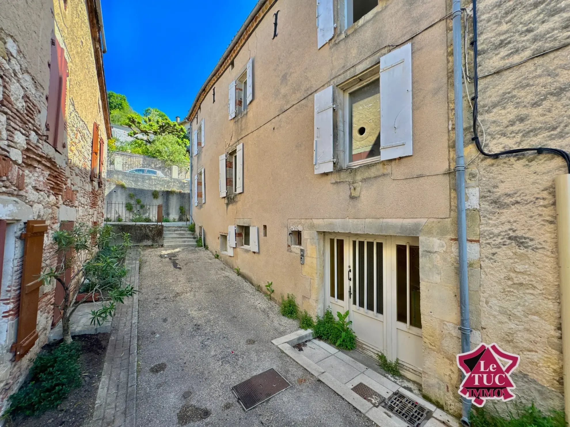 Immeuble à vendre à Penne d’Agenais : trois appartements rénovés et à terminer 