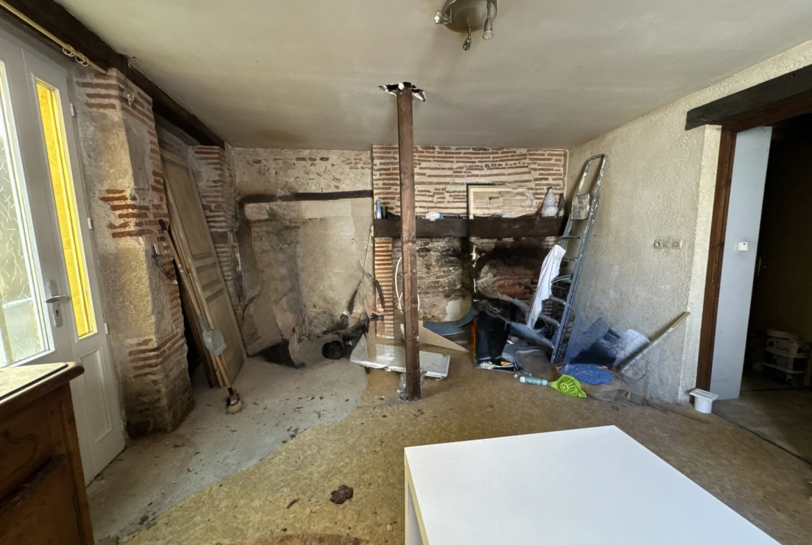 Immeuble à vendre à Penne d’Agenais : trois appartements rénovés et à terminer 
