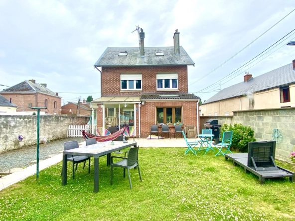 Belle maison familiale à vendre à Maubeuge, 3 chambres, jardin et garage, secteur calme