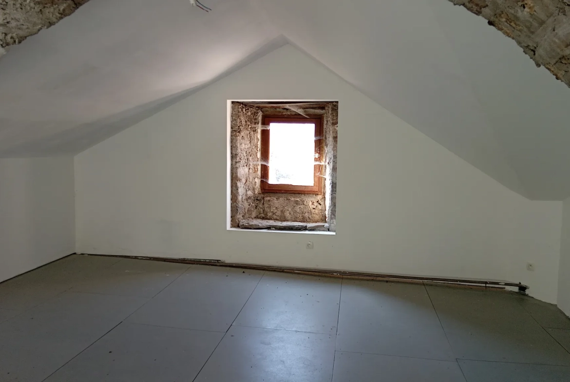 Maison de village à Liaucous avec grand potentiel et travaux à prévoir 