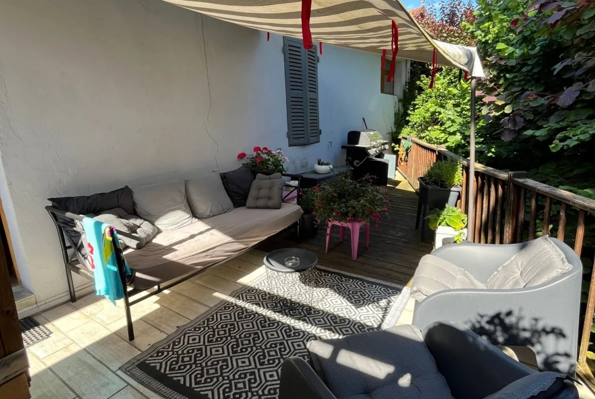Appartement 3 pièces rénové avec terrasse à Yenne centre-ville 