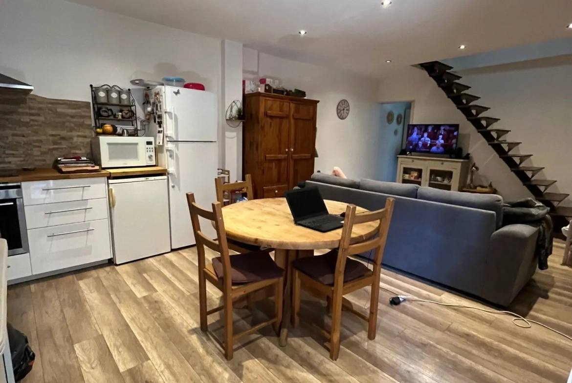 Appartement 3 pièces rénové avec terrasse à Yenne centre-ville 