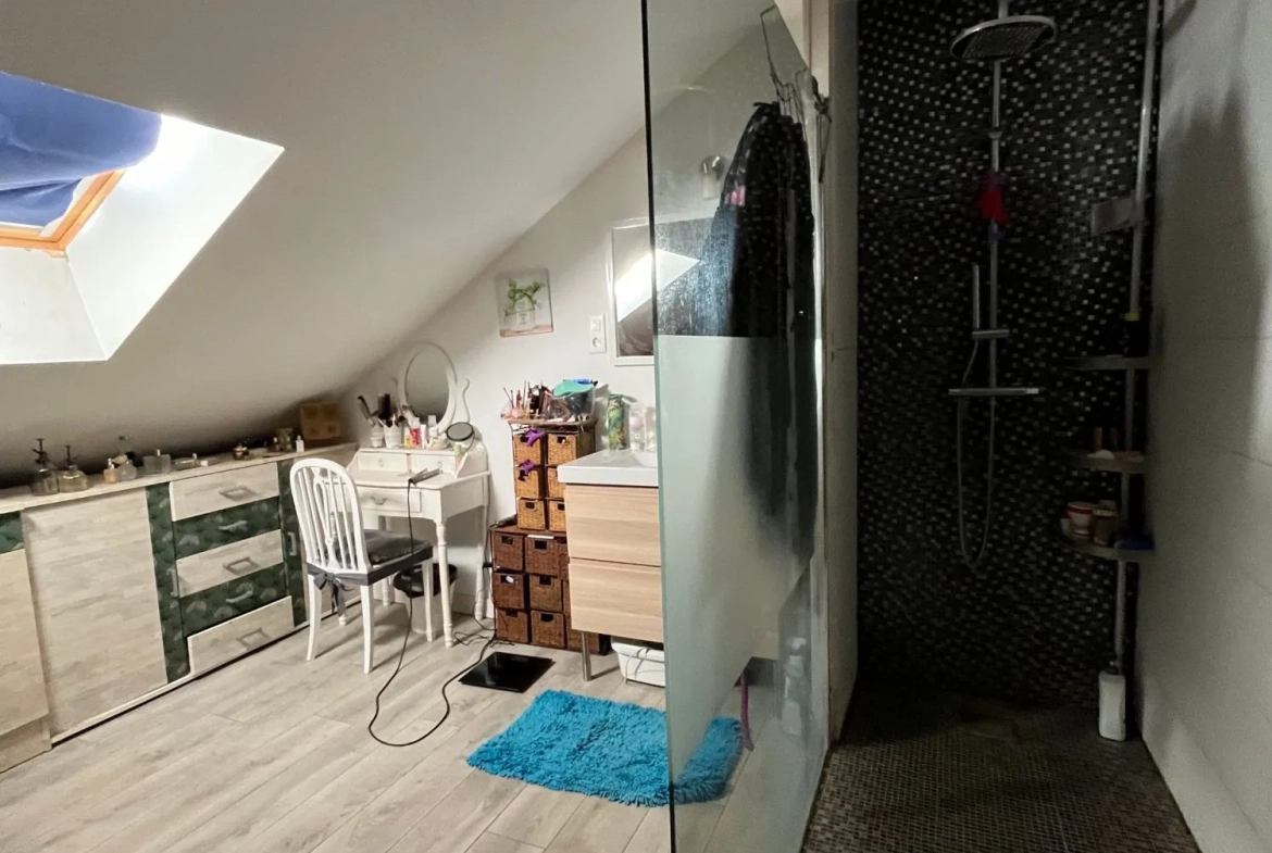Appartement 3 pièces rénové avec terrasse à Yenne centre-ville 