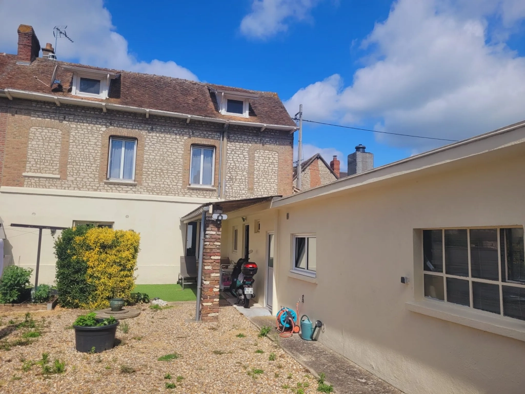 Maison ancienne avec dépendance à Louviers - 2 chambres et jardin clos