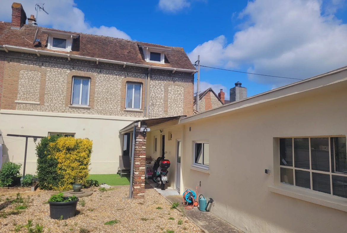 Maison ancienne avec dépendance à Louviers - 2 chambres et jardin clos 