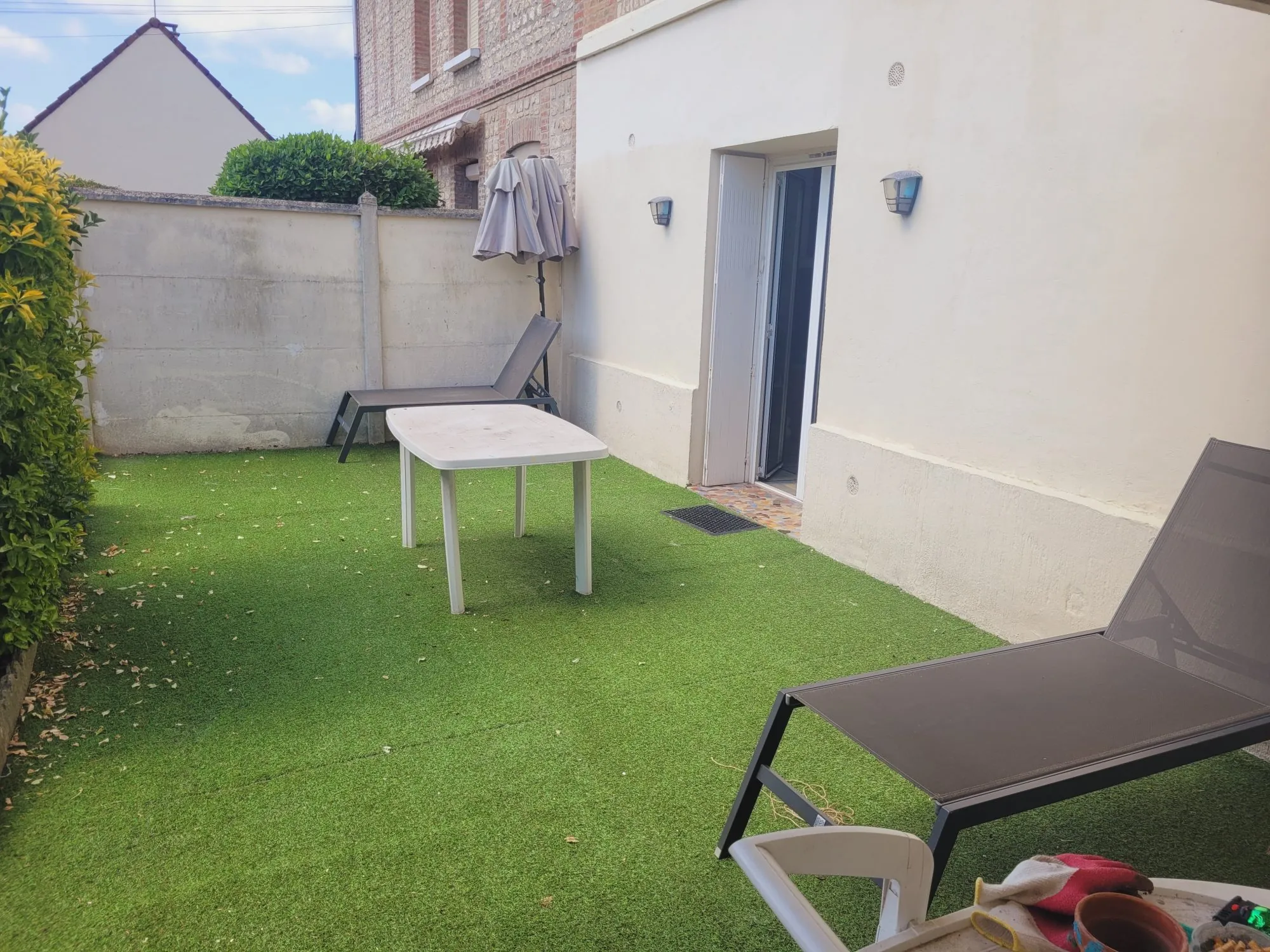 Maison ancienne avec dépendance à Louviers - 2 chambres et jardin clos 