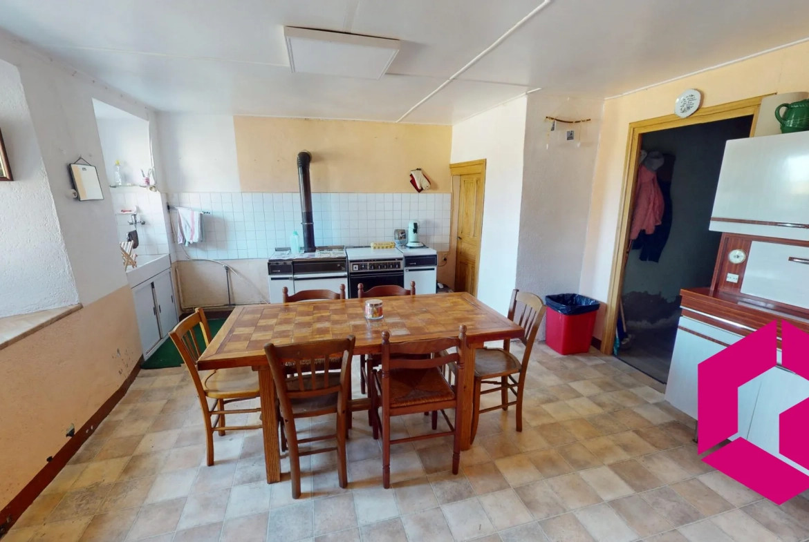 Ferme en pierres à rénover avec dépendances et vue sur les Gorges de l'Arzon 