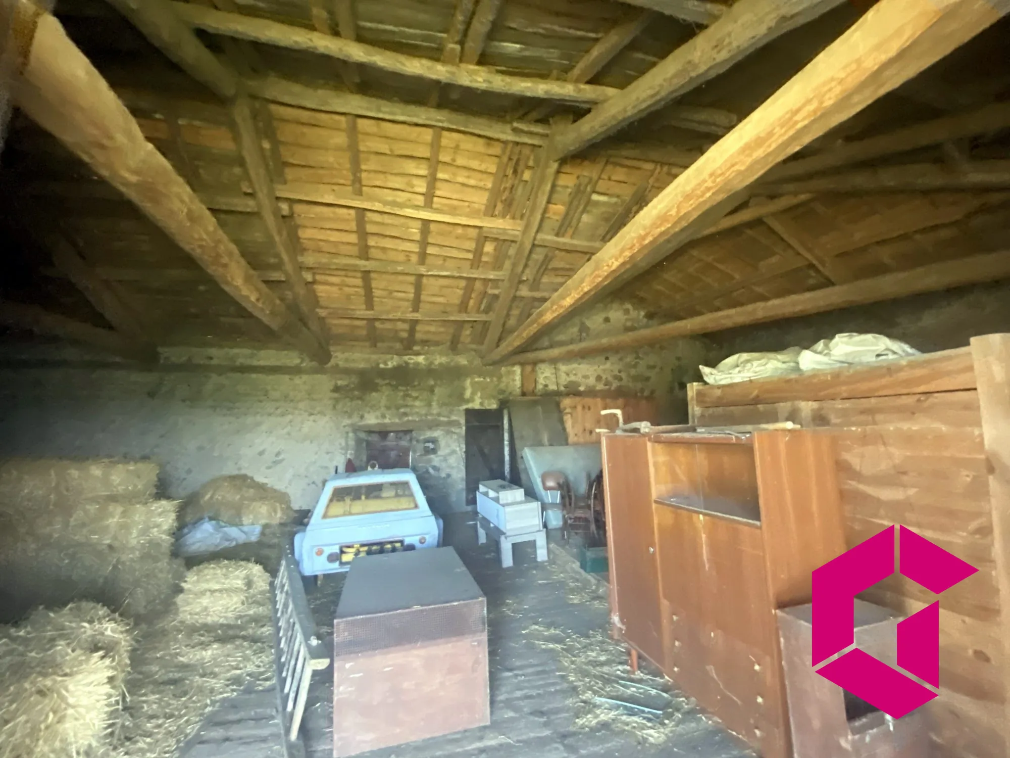 Ferme en pierres à rénover avec dépendances et vue sur les Gorges de l'Arzon 