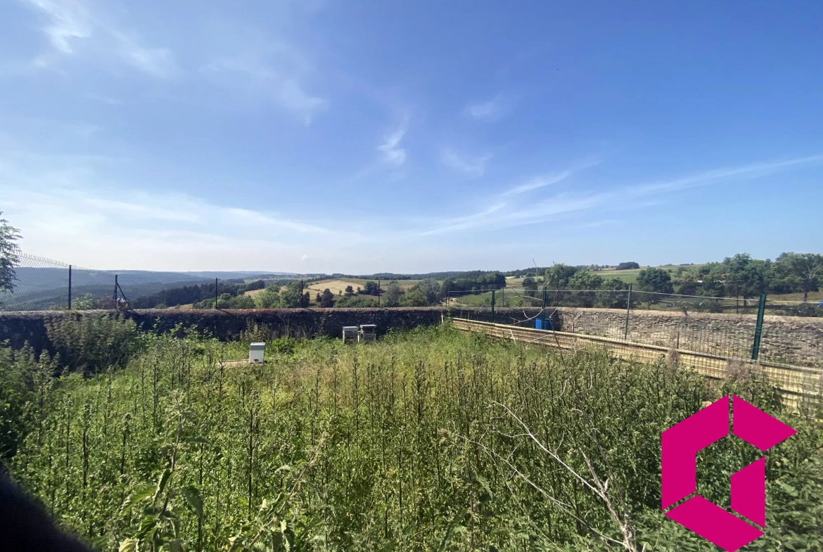 Ferme en pierres à rénover avec dépendances et vue sur les Gorges de l'Arzon 