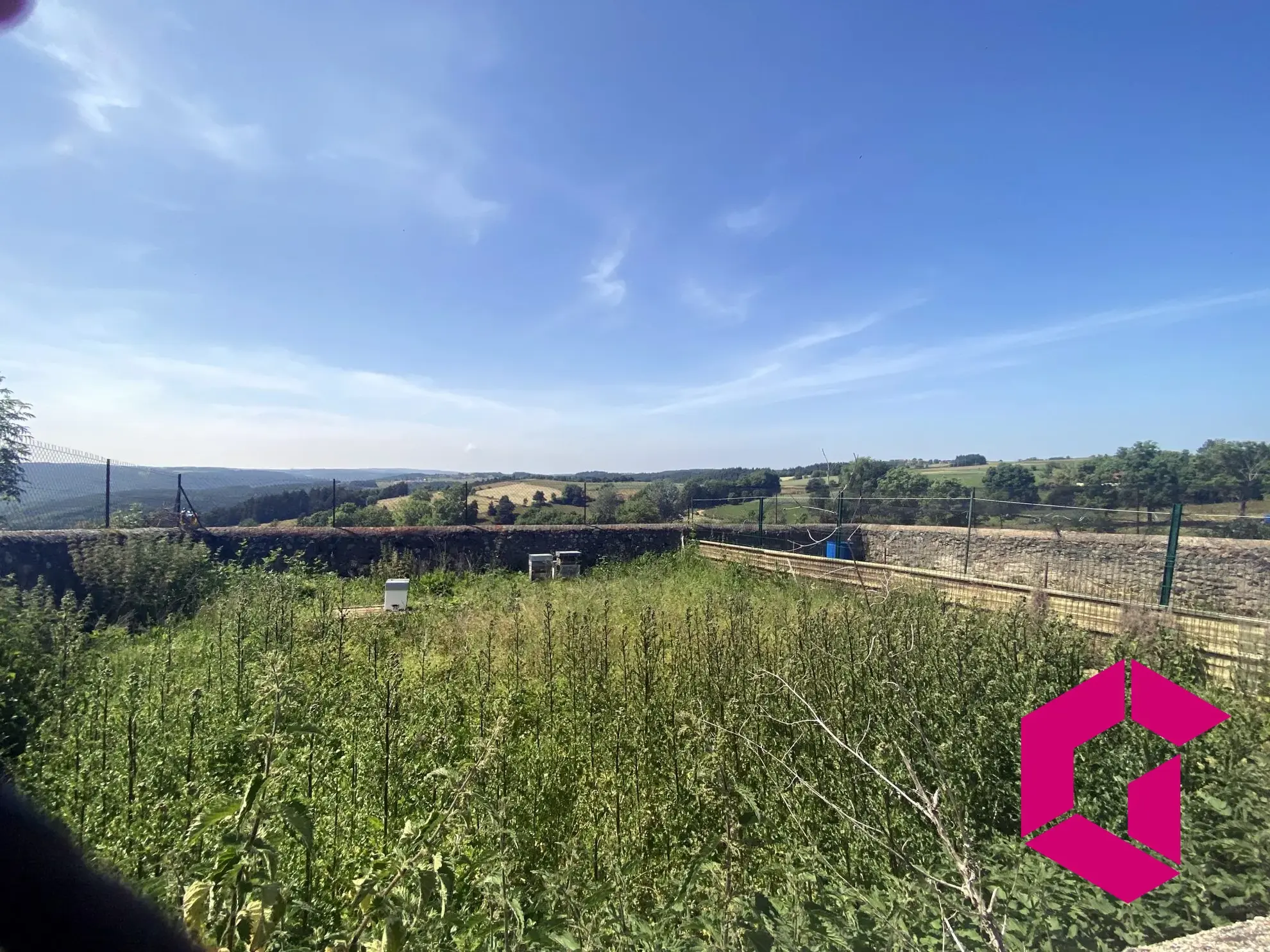 Ferme en pierres à rénover avec dépendances et vue sur les Gorges de l'Arzon 