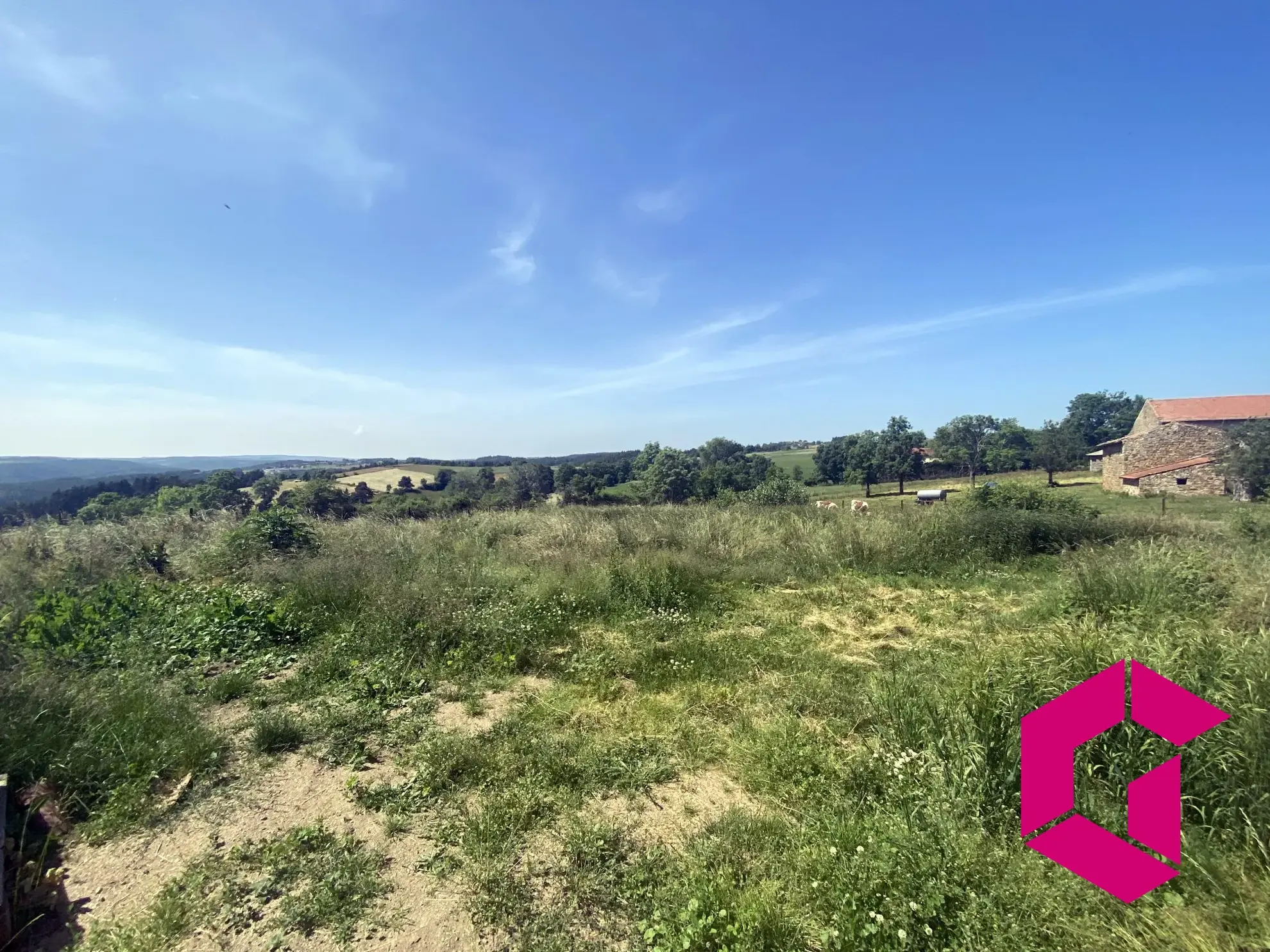 Ferme en pierres à rénover avec dépendances et vue sur les Gorges de l'Arzon 