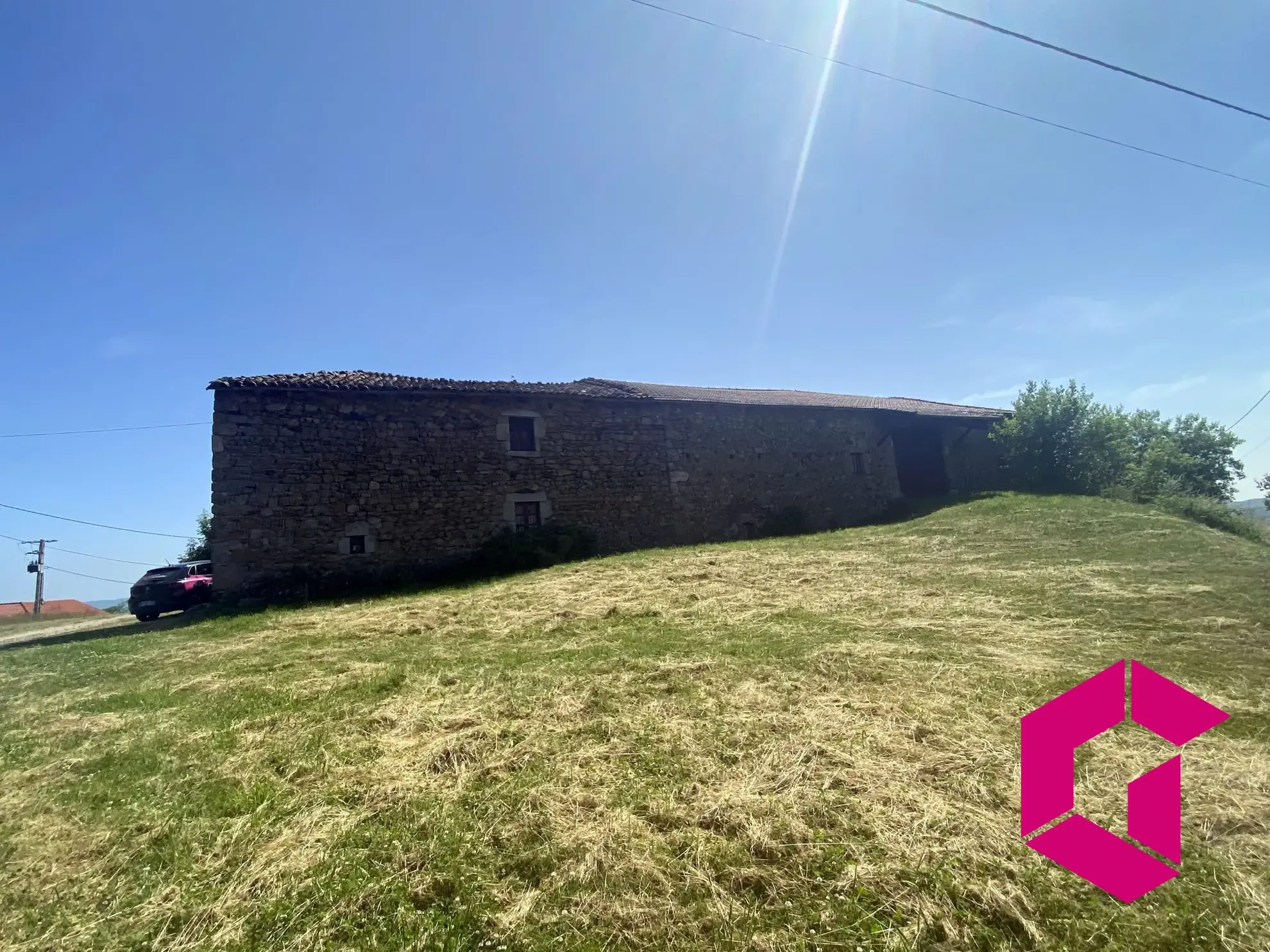 Ferme en pierres à rénover avec dépendances et vue sur les Gorges de l'Arzon 