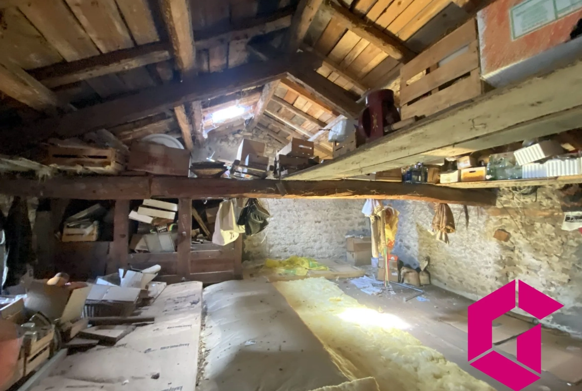 Ferme en pierres à rénover avec dépendances et vue sur les Gorges de l'Arzon 