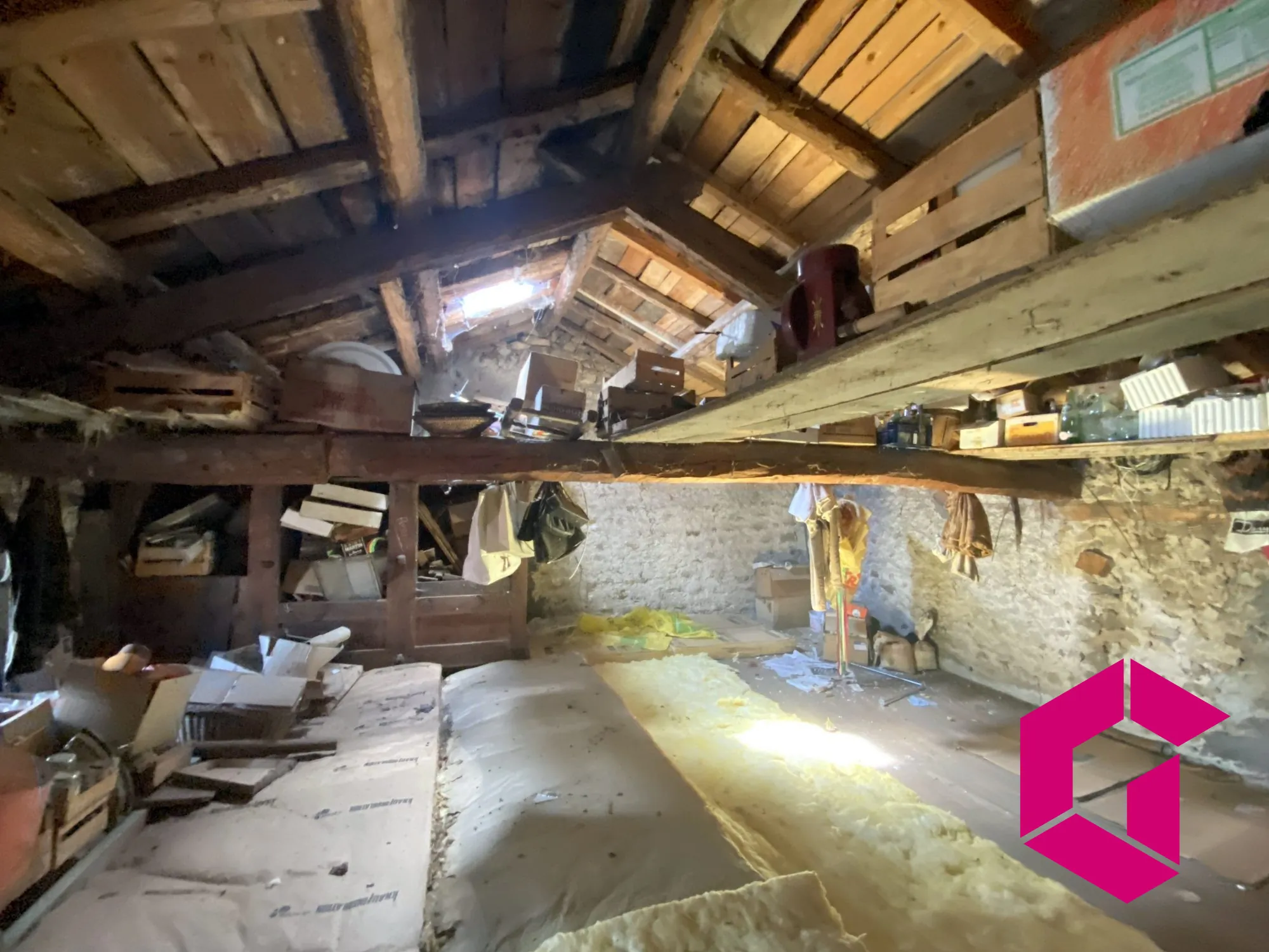 Ferme en pierres à rénover avec dépendances et vue sur les Gorges de l'Arzon 
