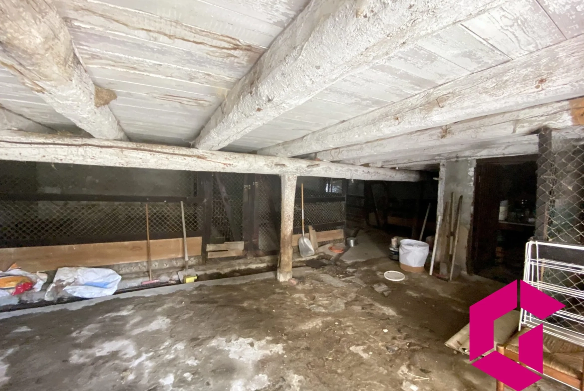 Ferme en pierres à rénover avec dépendances et vue sur les Gorges de l'Arzon 