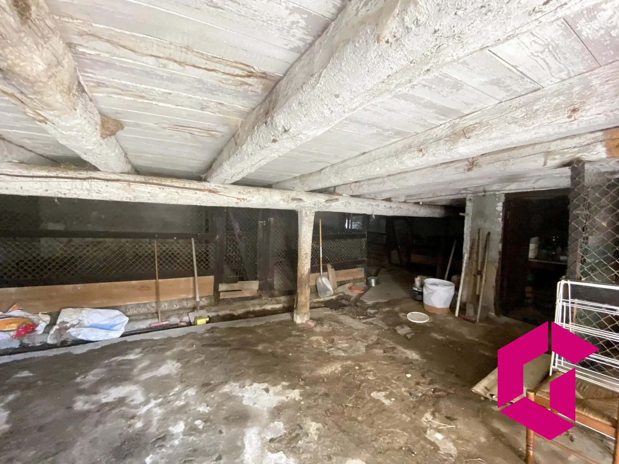 Ferme en pierres à rénover avec dépendances et vue sur les Gorges de l'Arzon 