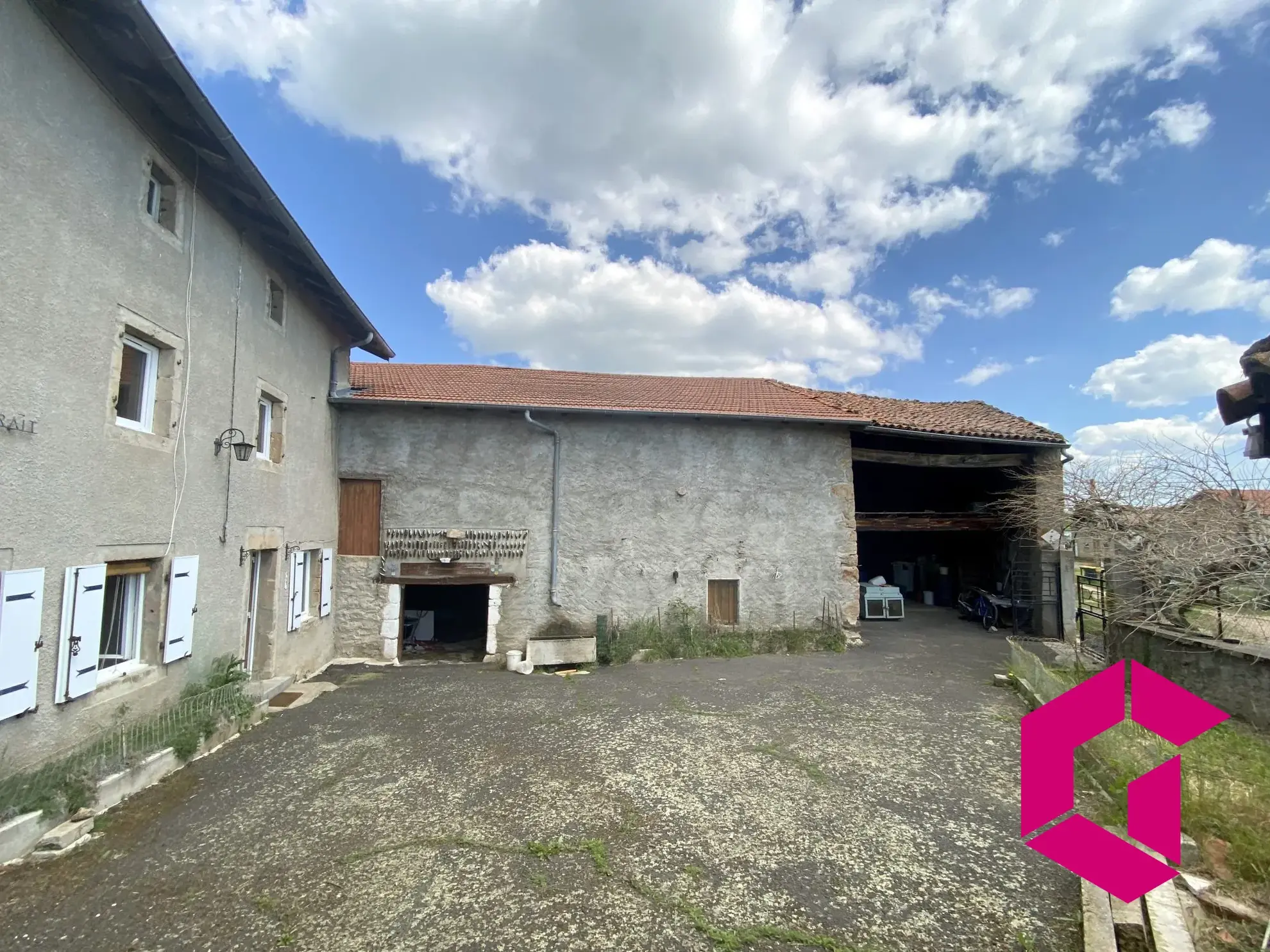 Ferme en pierres à rénover avec dépendances et vue sur les Gorges de l'Arzon 