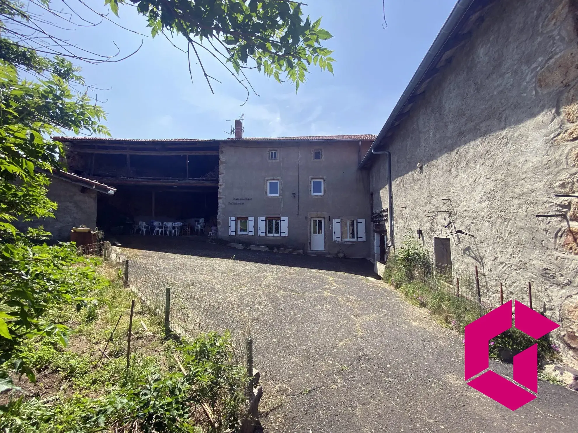 Ferme en pierres à rénover avec dépendances et vue sur les Gorges de l'Arzon 
