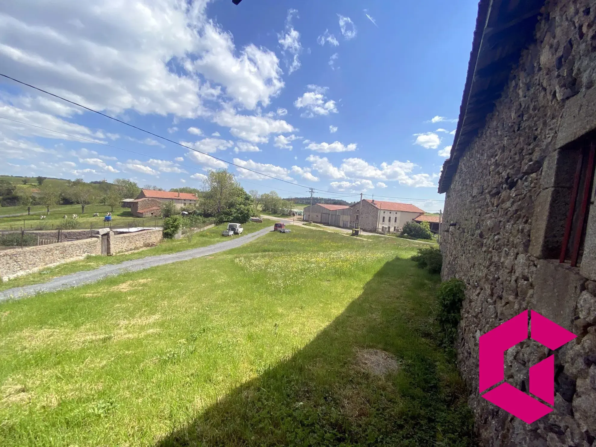 Ferme en pierres à rénover avec dépendances et vue sur les Gorges de l'Arzon 