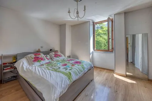 Maison de village à Goncelin avec dépendances et cour privée - Potentiel élevé 