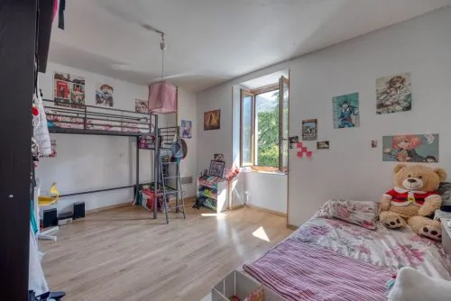 Maison de village à Goncelin avec dépendances et cour privée - Potentiel élevé 