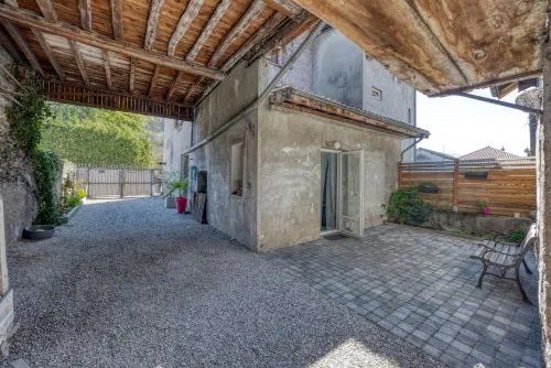 Maison de village à Goncelin avec dépendances et cour privée - Potentiel élevé 