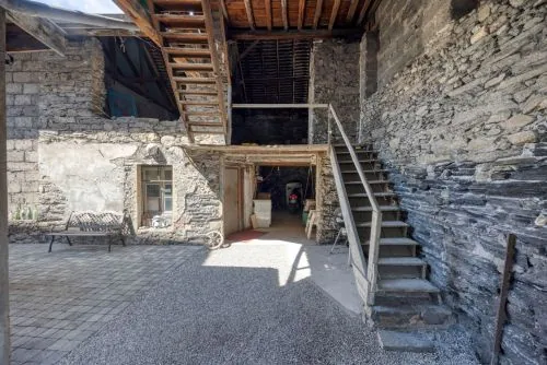 Maison de village à Goncelin avec dépendances et cour privée - Potentiel élevé 