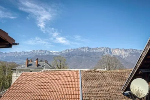 Maison de village à Goncelin avec dépendances et cour privée - Potentiel élevé 