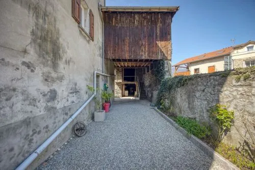 Maison de village à Goncelin avec dépendances et cour privée - Potentiel élevé 