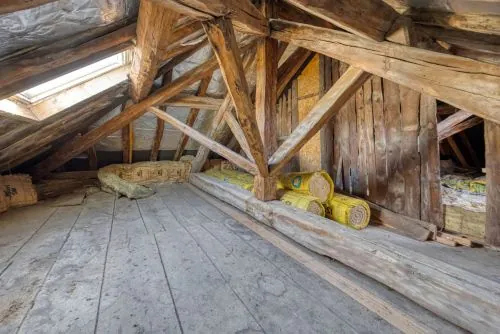 Maison de village à Goncelin avec dépendances et cour privée - Potentiel élevé 