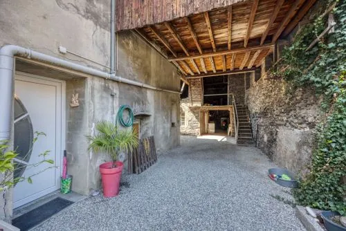 Maison de village à Goncelin avec dépendances et cour privée - Potentiel élevé