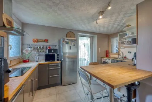 Maison de village à Goncelin avec dépendances et cour privée - Potentiel élevé 