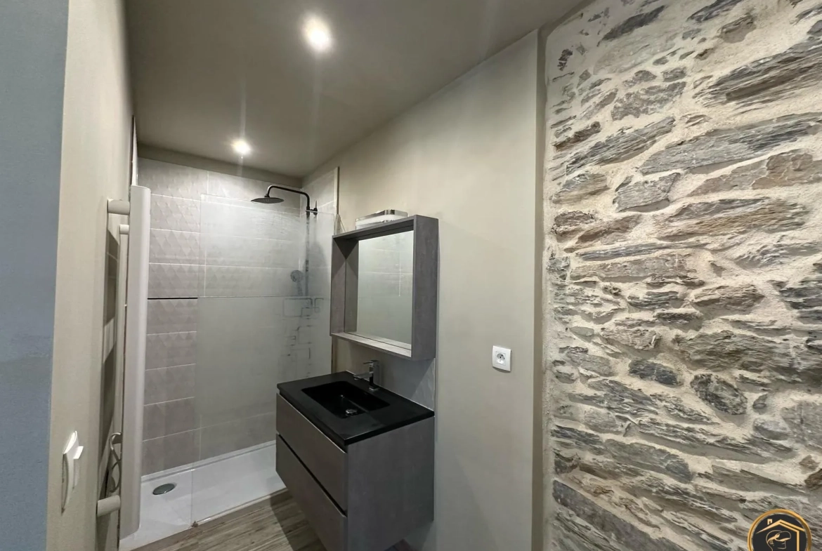 Maison de village rénovée avec garage à Saint-Pons-de-Thomières 