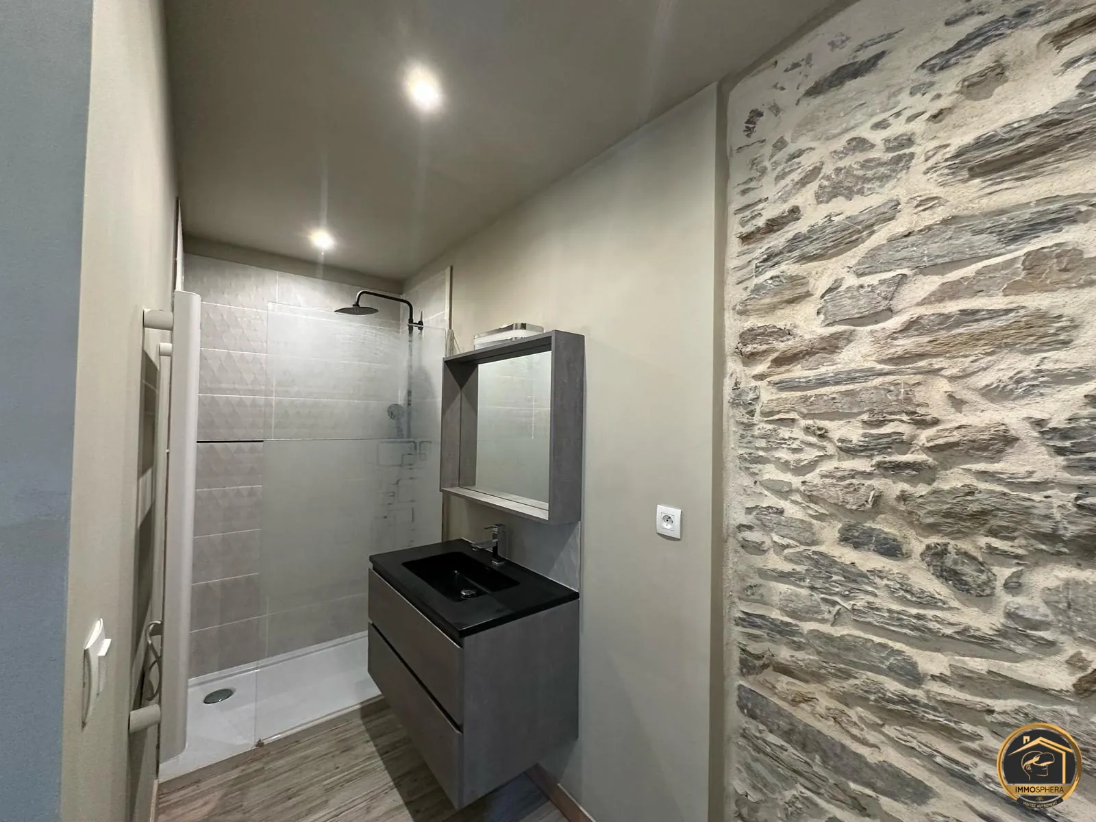 Maison de village rénovée avec garage à Saint-Pons-de-Thomières 