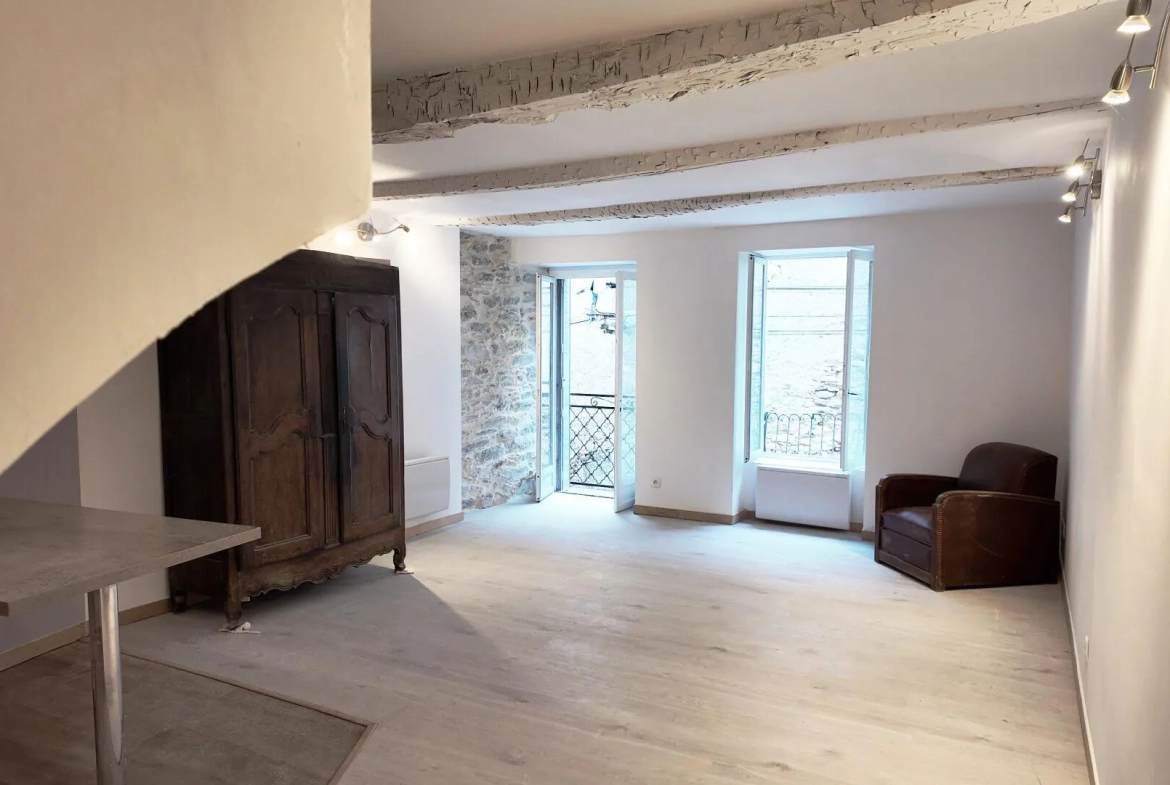 Maison de village rénovée avec garage à Saint-Pons-de-Thomières 