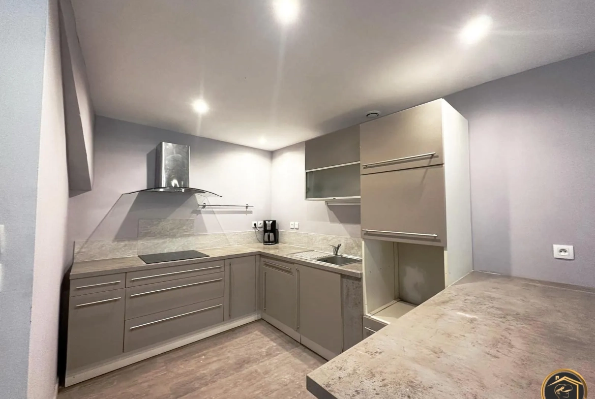 Maison de village rénovée avec garage à Saint-Pons-de-Thomières 