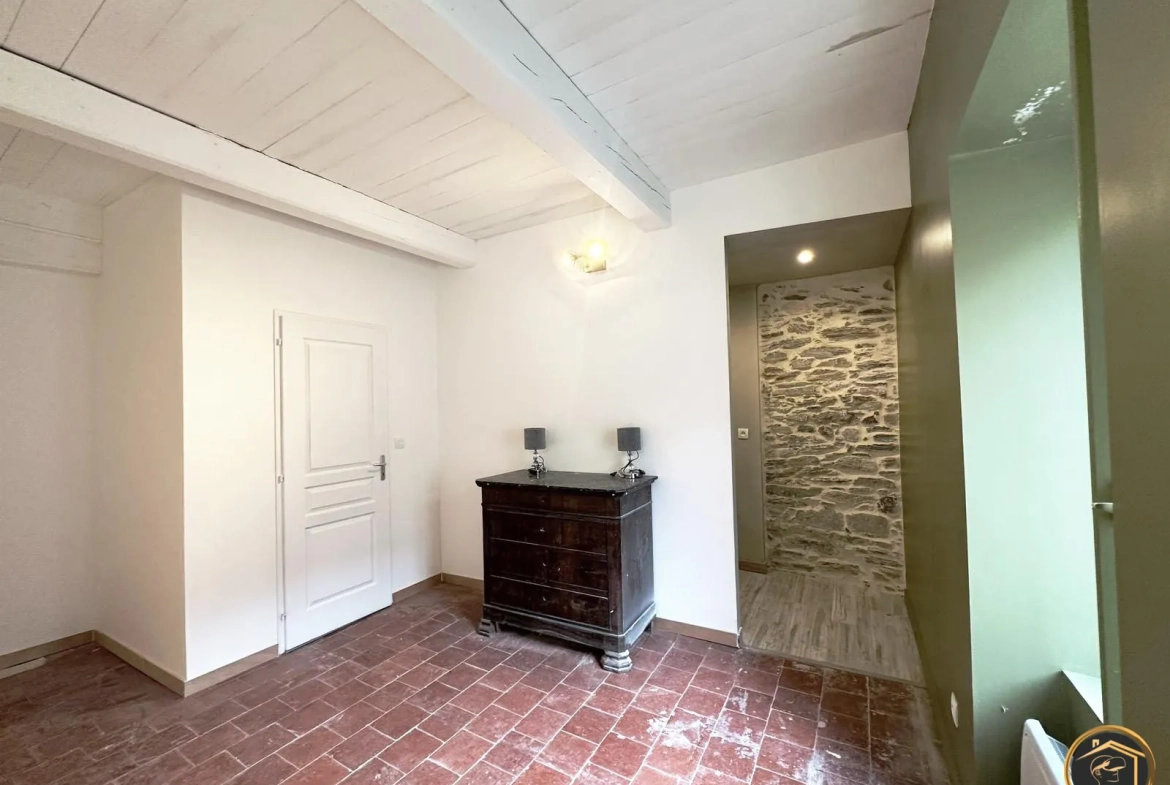 Maison de village rénovée avec garage à Saint-Pons-de-Thomières 