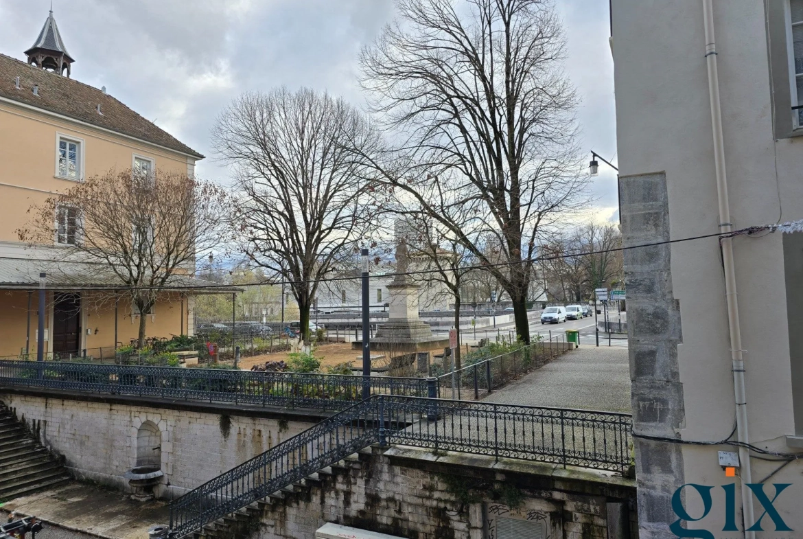 Studio meublé à vendre à Grenoble, rue St Laurent, loué, idéal investering 