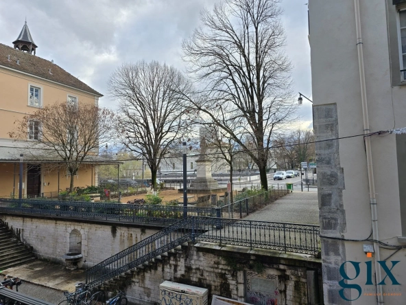 Studio meublé à vendre à Grenoble, rue St Laurent, loué, idéal investering