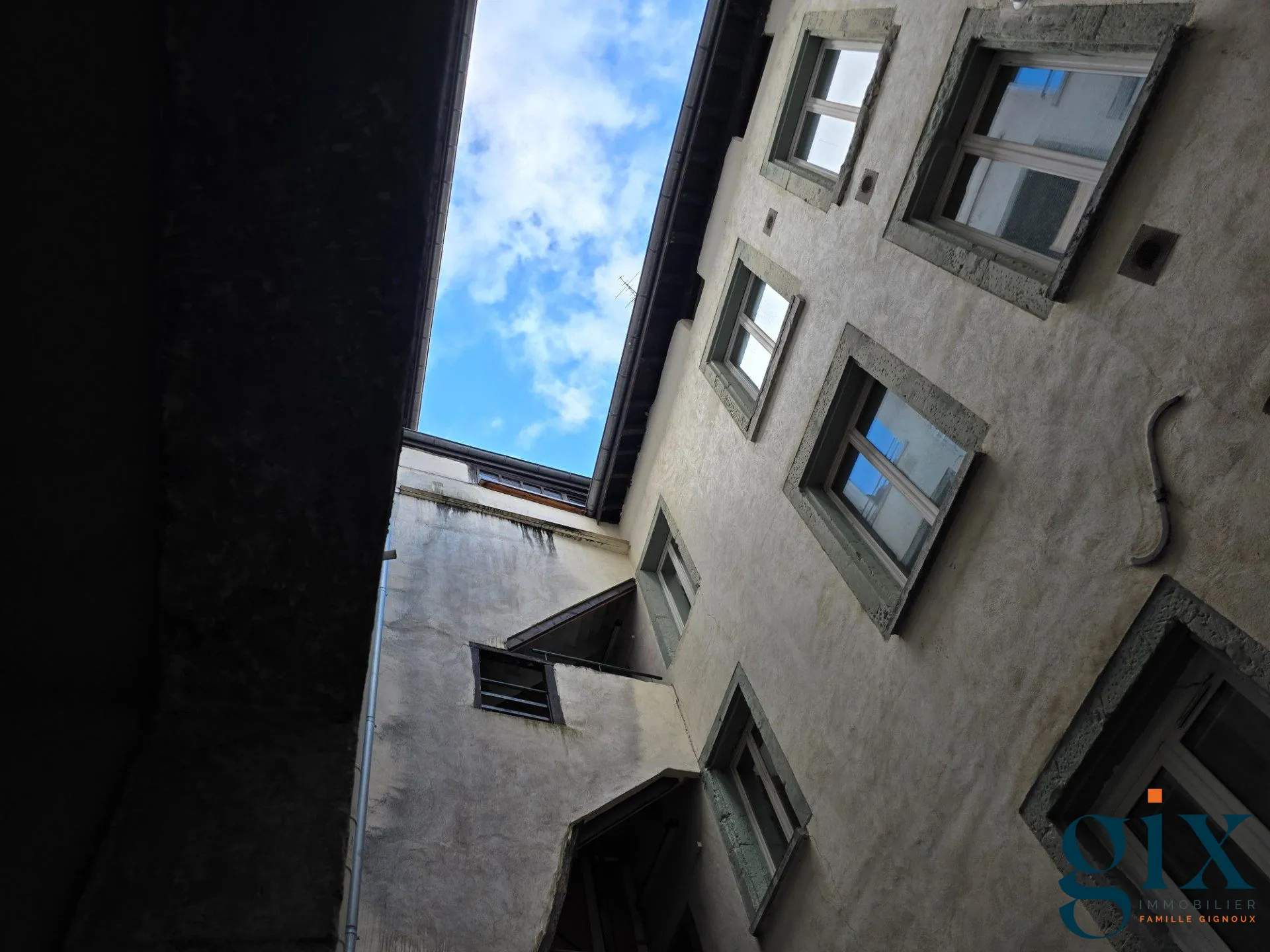 Studio meublé à vendre à Grenoble, rue St Laurent, loué, idéal investering 