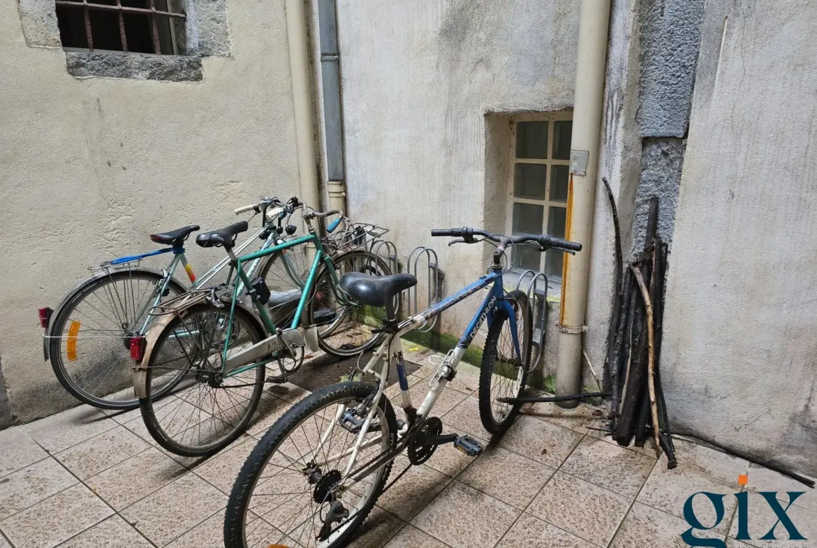 Studio meublé à vendre à Grenoble, rue St Laurent, loué, idéal investering 