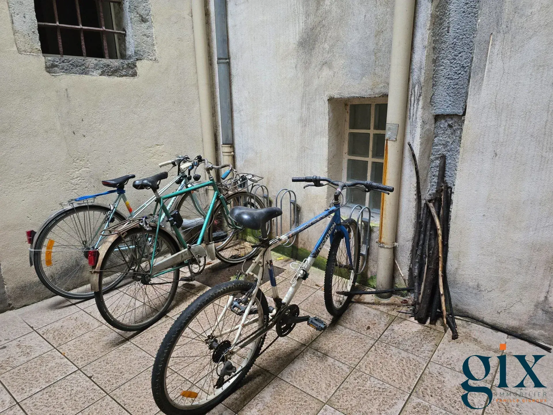 Studio meublé à vendre à Grenoble, rue St Laurent, loué, idéal investering 
