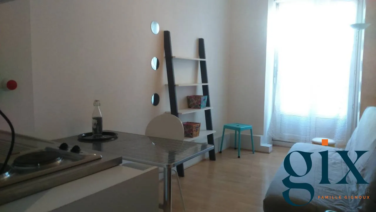 Studio meublé à vendre à Grenoble, rue St Laurent, loué, idéal investering 