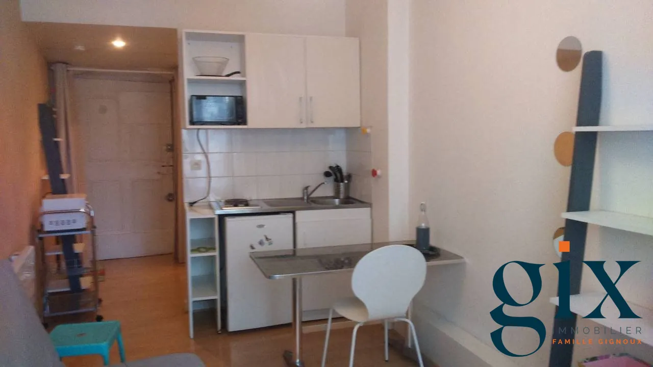 Studio meublé à vendre à Grenoble, rue St Laurent, loué, idéal investering 